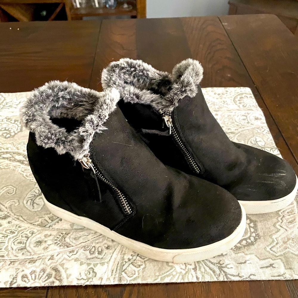 SODA hidden wedge fur lined booties size 4